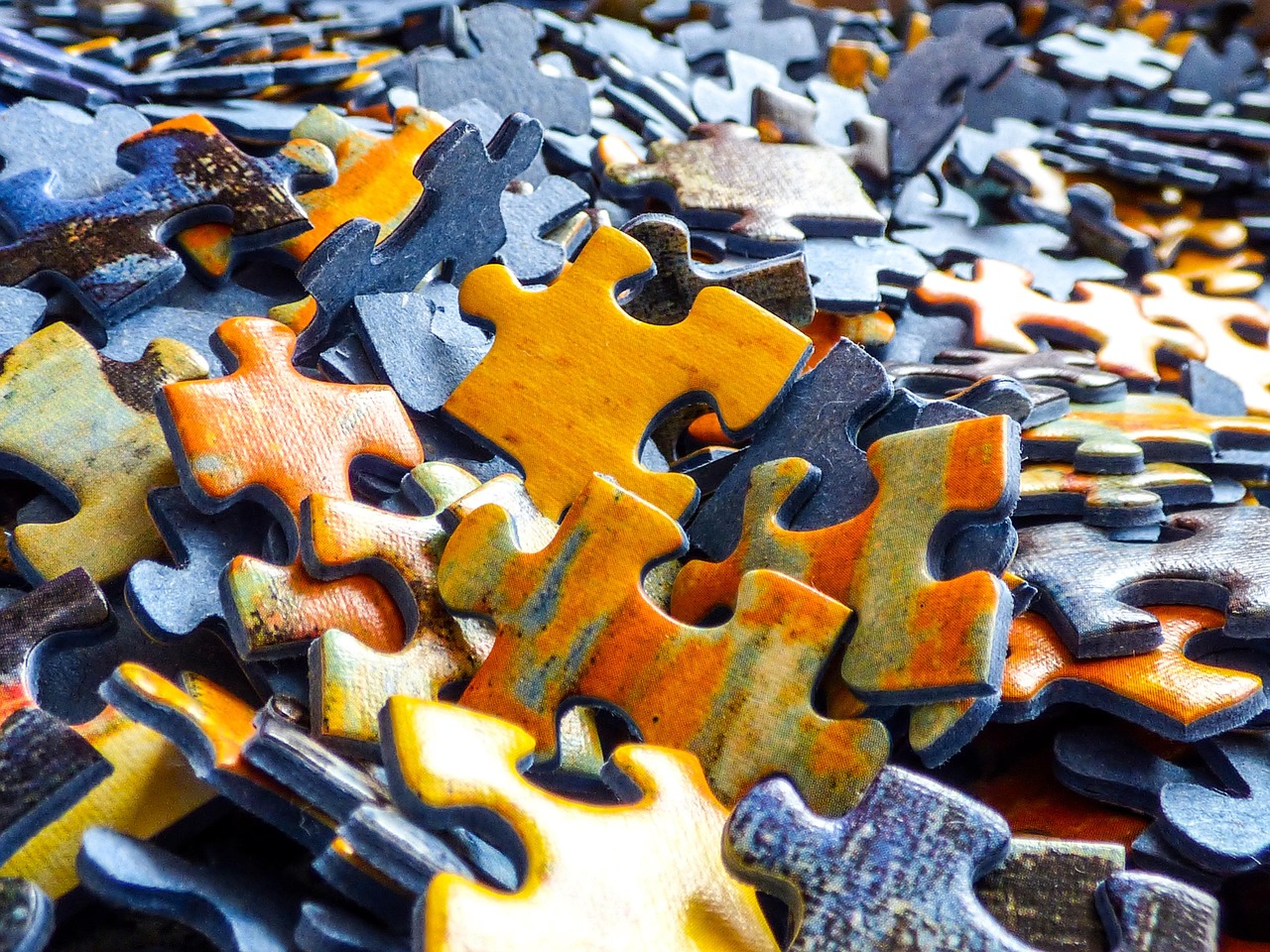 Close up photo of a pile of jigsaw puzzle pieces.